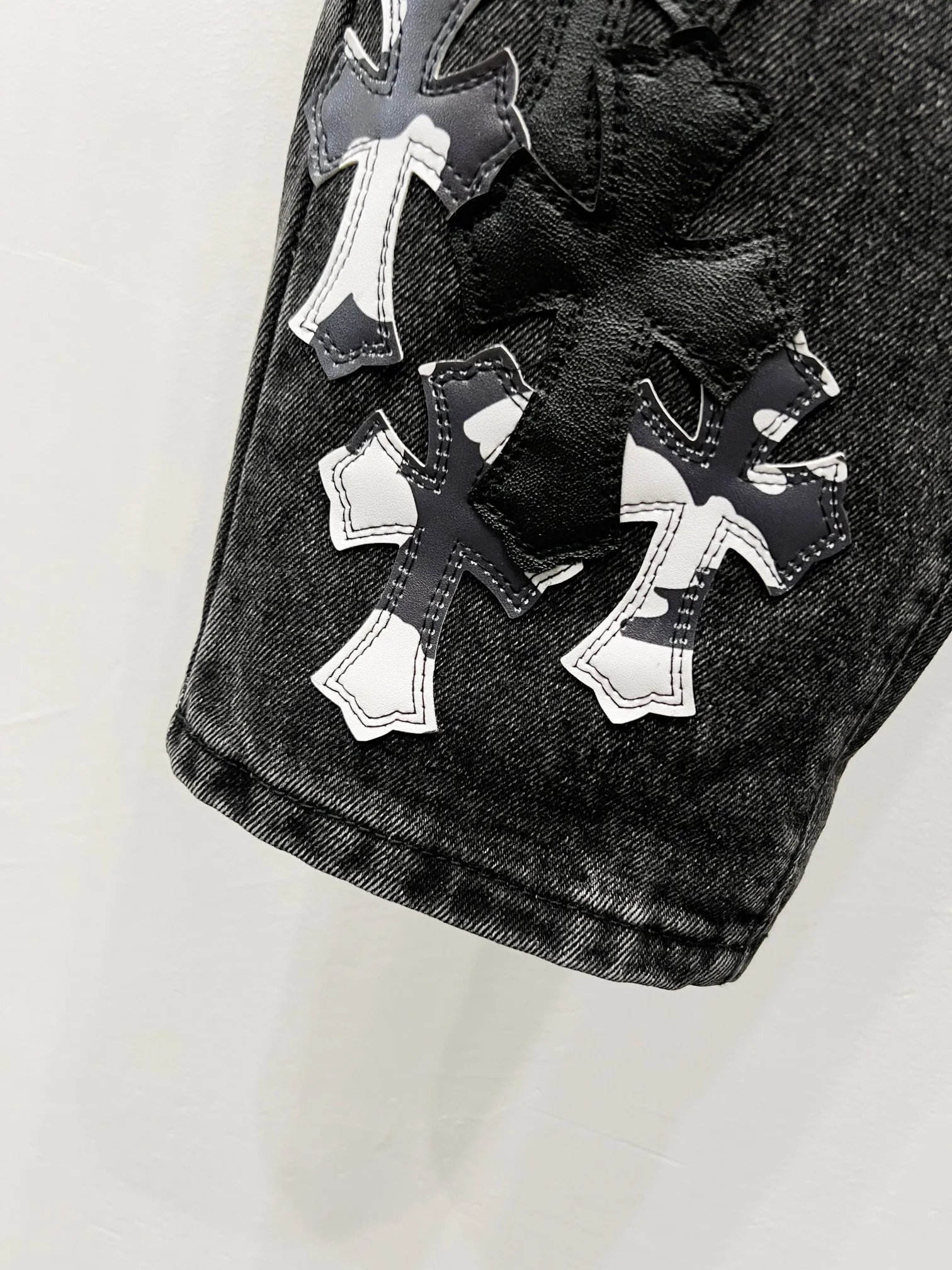 P260 Style number: (C007) Chrome hearts CH co-branded Drak Miami black milk cowhide jeans exude uninhibited personality and unique charm. Every wear and tear is carefully designed to present a unique artistic feel. Made of imported denim fabric, which has undergone heavy industrial washing and destruction treatment, the trousers show a super cool effect on the upper body, allowing you to dominate the fashion stage.  This is more than just a pair of jeans, it is an expression of attitude. With its unique design concept and ultimate pursuit of details, Croxin breaks traditional boundaries and defines the jeans trend in the new era. The trousers are made of double-layer woven fabric with customized hardware. Special Italian cowhide is printed and cut. Customized sheepskin three-layer thick thread leather. The entire body is spliced ​​in heavy water washing. Craftsmen hand-splash ink. You can see the details. Three-dimensional cutting version. Loose and comfortable, not flattering to the figure. Makes taller and slimmer. Seiko factory. Original quality control. Same style for men and women. Can be matched with couples. Versatile recommendation. Must-have jeans for all seasons. Color: black Size: 28-30-32-34